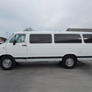 1995 dodge ram-wagon photo