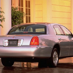 1998 lincoln town-car-executive photo