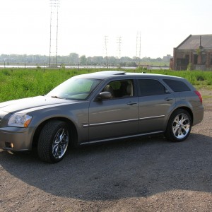 2005 dodge magnum photo