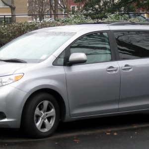 2011 toyota sienna-le photo