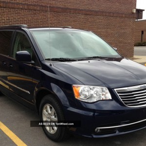 2013 chrysler town-country-touring photo