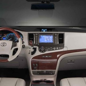 2013 toyota sienna-le photo