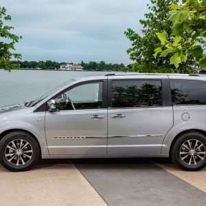 2014 chrysler town-and-country photo