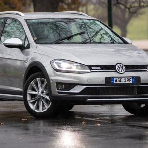 2017 volkswagen golf-alltrack photo